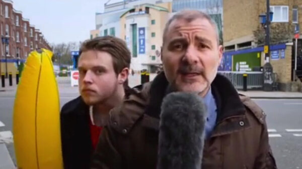 Reporters trollen gaat prima met een enorme banaan