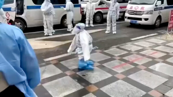 Kind in China test positief en wordt gescheiden van zijn ouders die negatief zijn