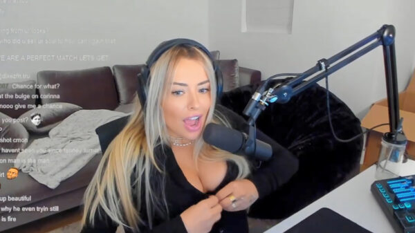 Gamechick Corinna Kopf heeft ééécht niet in de gaten dat haar knoopje los is geschoten