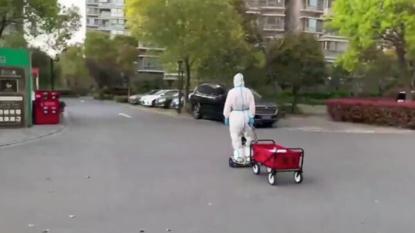 Chinese COVID-medewerker ziet een kwartje op straat liggen