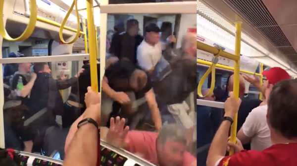 Hooligans van Liverpool en Manchester City discussiëren over voetbaltactieken in het openbaar vervoer