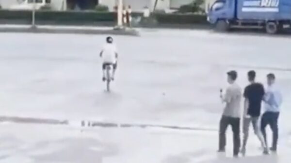 Oud Aziatisch vrouwtje wordt midden op straat van haar fiets beroofd