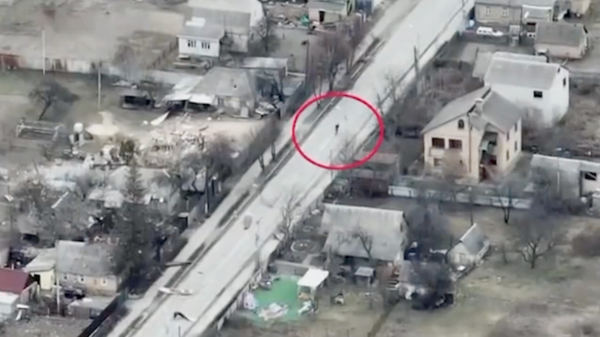 'Dronebeelden tonen hoe een fietser wordt beschoten door een Russisch pantservoertuig'