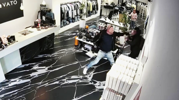 Eigenaar kledingzaak Vato Moda in Steenbergen beukt winkeldief knetterhard de deur uit