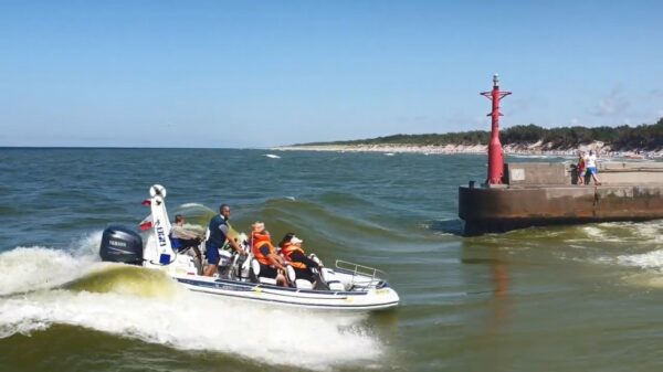 Poolse Jack Sparrowdzki komt haven iets te enthousiast binnenvaren en kapseist