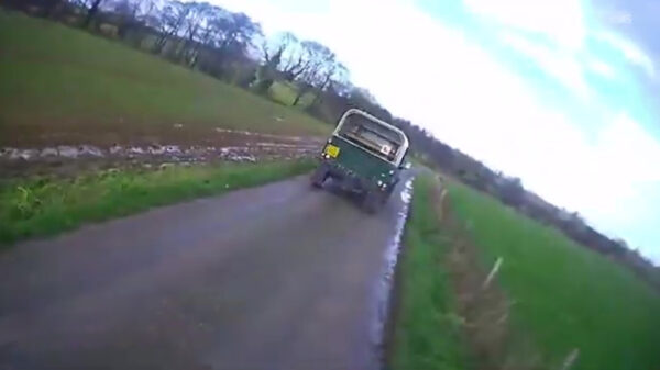 Automobilist krijgt dikke boete na van de weg rijden fietsers, maar is dat wel terecht?