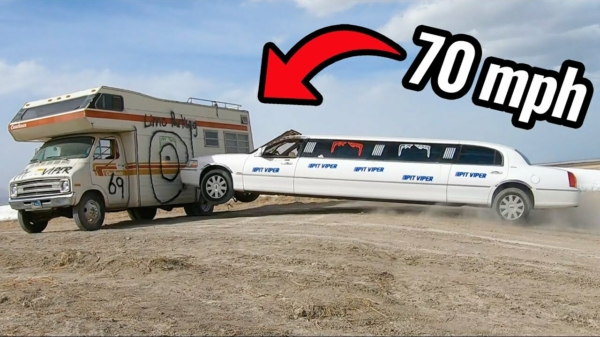 Limousine beukt met 112 km/u dwars door een camper heen