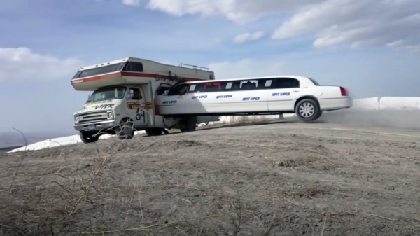 Limousine beukt met 112 km/u dwars door een camper heen