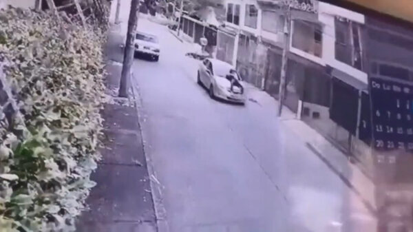 Instant karma voor Colombiaanse overvaller die vrijwel meteen door auto wordt aangereden