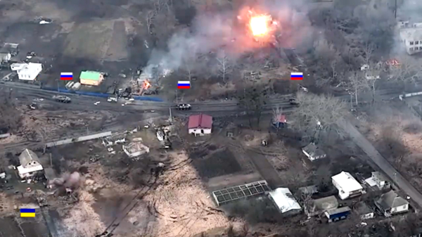 Oekraïense tank neemt het eigenhandig op tegen een Russisch konvooi