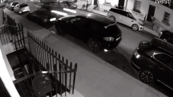 Jongen sloopt voor €550.000 aan supercars tijdens idiote straatrace in Londen