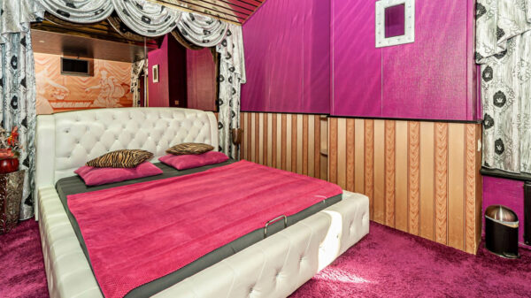 In deze foute jaren 80-woning mét kroeg kun je de dames van plezier meteen aan het werk zetten