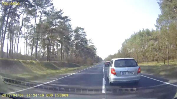 Uit de oude doos: Poolse verkeershufter dacht een rijtje automobilisten in één keer in te halen