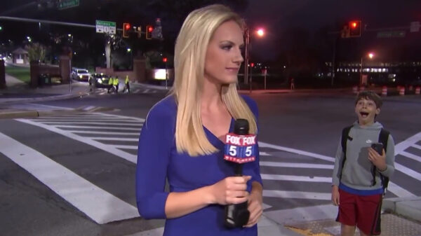 Trollend ventje denkt dat 'ie op live televisie is