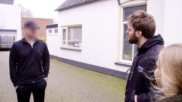 Tim Hofman achtervolgt Marc Overmars voor zijn aandeel in het XPOSE-schandaal met Vasco Rouw