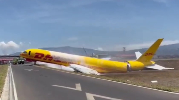 Boeing 757-vrachtvliegtuig breekt doormidden na noodlanding op vliegveld Costa Rica