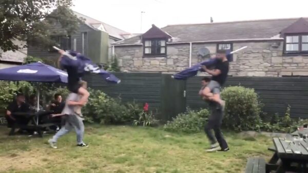 Dronken mannen voelen zich echte ridders!