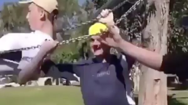 Het bewijs dat volwassen mensen niet horen te schommelen