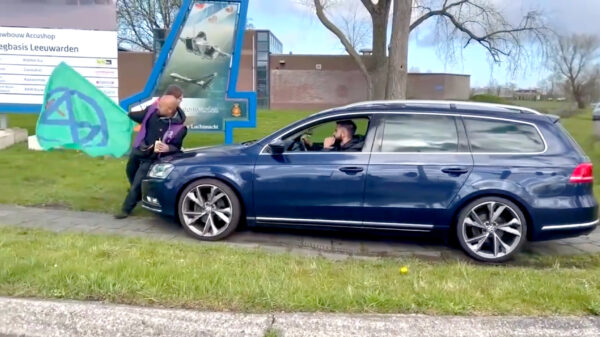 Nederlandse automobilist rijdt dwars door blokkade van Extinction Rebellion bij vliegbasis Leeuwarden