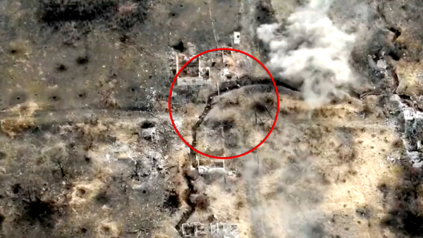 Dronebeelden van Oekraïense soldaten die Russische bommen ontwijken in de loopgraven van Donetsk