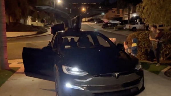 Met de nieuwe Tesla Model X bouw je thuis gewoon je eigen een feestje