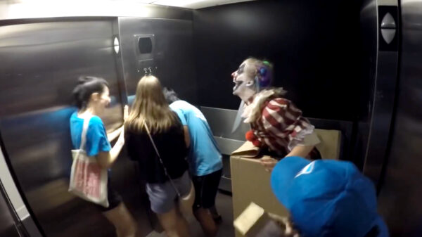 Mensen in een lift krijgen een driedubbele hartverzakking dankzij deze killer clown