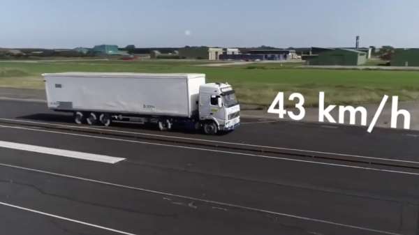 Wat gebeurt er als je met 43 km/u door een vrachtwagen wordt aangereden?