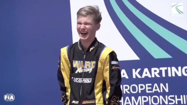 15-jarige kartkampioen uit Rusland ontkent maken Hitlergroet op podium maar is inmiddels door team ontslagen