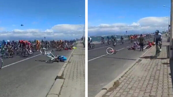 Idioot wandelt op wielerparcours en zorgt voor keiharde valpartij in Ronde van Turkije