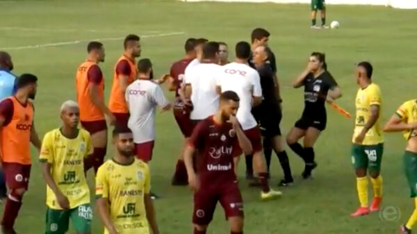 Nieuw dieptepunt: vrouwelijke scheidsrechter krijgt kopstoot van Braziliaanse trainer Rafael Soriano