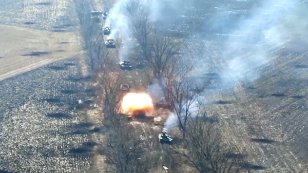 Complete colonne Russische tanks vernietigd door Oekraïense troepen in Donetsk