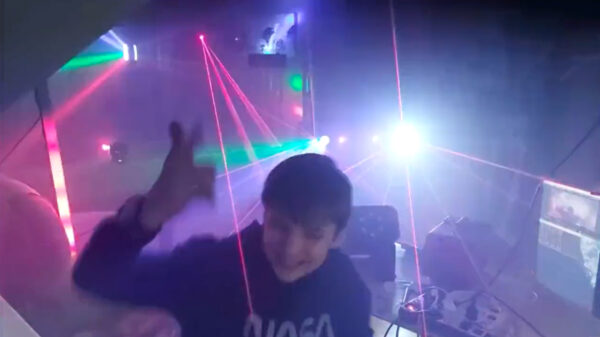 14-jarige pro-gamer viert elke kill in Call of Duty met een spectaculair feestje