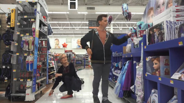 Zo slecht dat het grappig is: mensen met een scheetmachine belagen blijft lachen