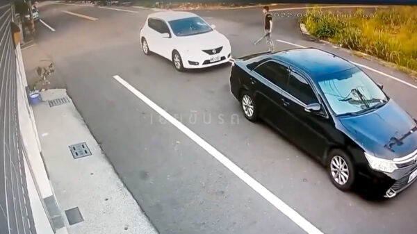 Aziatische heethoofden vechten verkeersruzie midden op straat uit