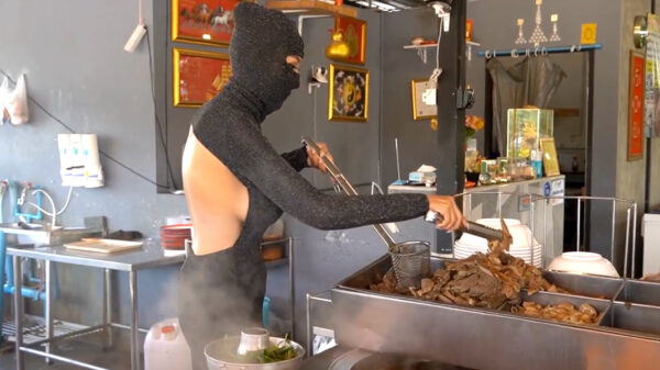 Thaise keukenprinses weet handig gebruik te maken van Kim Kardashians outfit