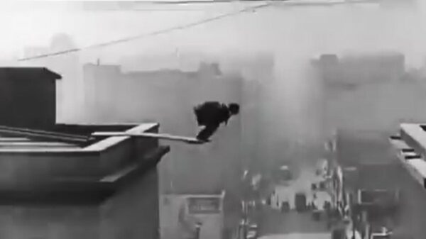 Compilatie van krankzinnige stunts uit het tijdperk van de stomme film