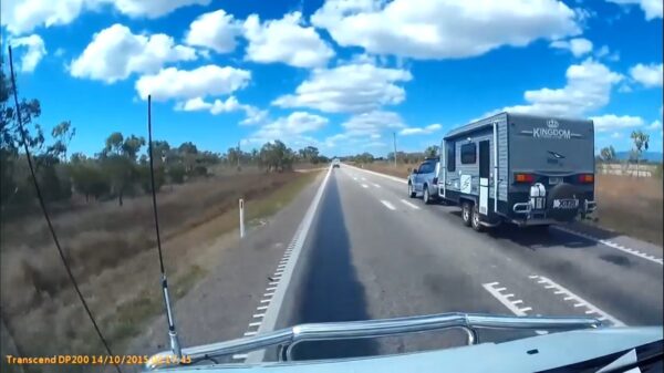 Slingerende sleurhut slaat na inhaalactie over de kop en kan zijn caravan afschrijven