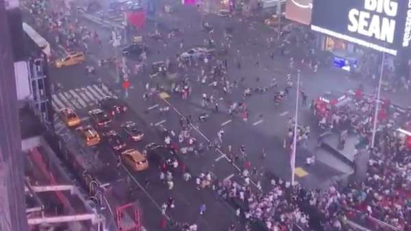 Mensenmassa New York compleet in paniek door knallende uitlaten van motoren