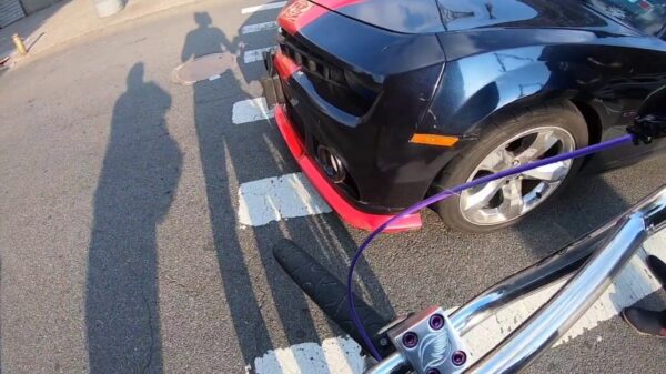 Een wheelie door het drukke verkeer in New York is misschien ook niet zo verstandig