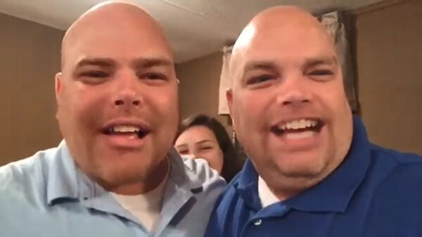 Tweelingbroers proberen Face Swap en dit zorgt voor hilariteit alom