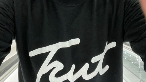 Mag ook al niet meer: een trui dragen met het woord "TRUT" erop