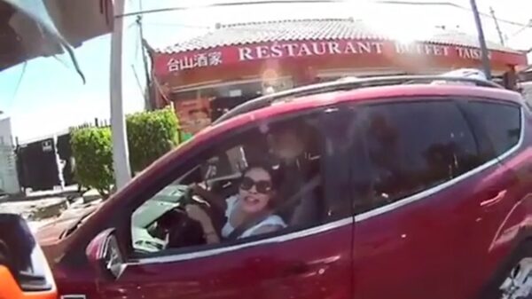 Karma bemoeit zich met verkeersruzie tussen motorrijder en vrouwelijke automobilist