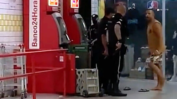 Er zijn momenten dat je mannen die geldautomaten vullen beter niét kunt storen