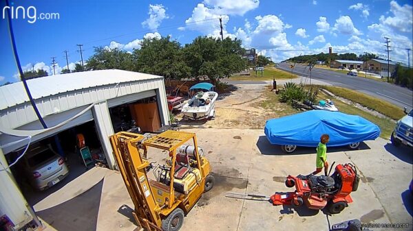 Pickup-truck is afgeleid en wordt knetterhard gelanceerd tegen een geparkeerd busje