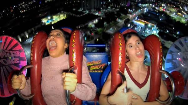 Grietje gaat nokkie en wordt helemaal knettàh tijdens ritje in de slingshot