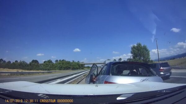 Slaaptablet achter het stuur ziet vrachtwagen compleet over het hoofd