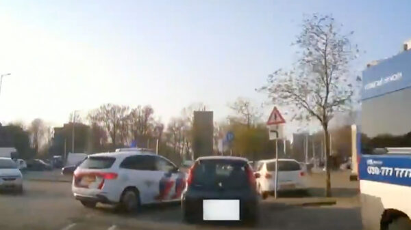 Geflipt wijf maakt dollemansrit door Utrecht, lurkend aan een lachgasballon