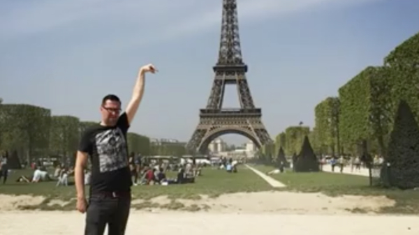 Bro, kun je anders niet effe de Eiffeltoren onder m'n vinger Photoshoppen?