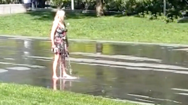 Als het zo heet is dat je gewoon midden op straat moét afkoelen