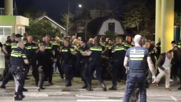 Bezoekers partycentrum Honselersdijk massaal met elkaar op de vuist